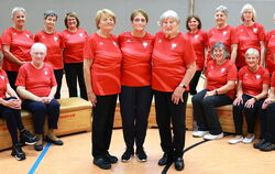 Eine fröhliche Truppe: Die Frauengymnastikgruppe der TuS Honau besteht seit 50 Jahren.  Gerda Bussmann (links stehend in der Mit