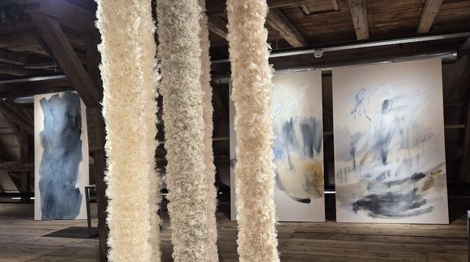 Distelsäulen treffen in der Zehntscheuer auf Gemälde.