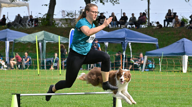 Parallel müssen Hund und Mensch über die Hürden springen. Bianca Glatz sprintet bei den deutschen Meisterschaften mit ihrem Hund