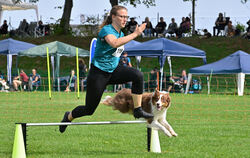 Parallel müssen Hund und Mensch über die Hürden springen. Bianca Glatz sprintet bei den deutschen Meisterschaften mit ihrem Hund
