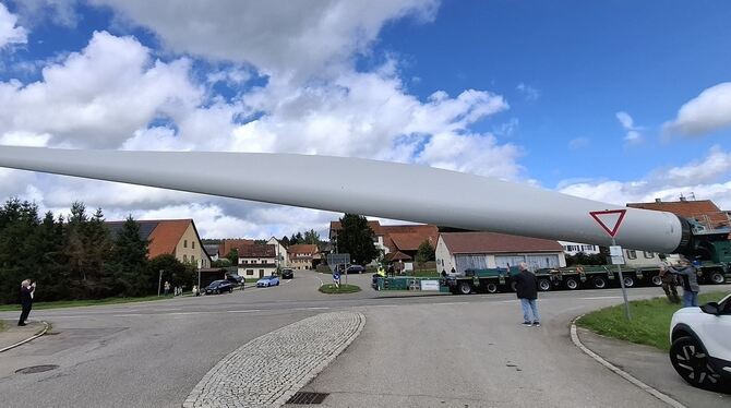 Windkraft Windrad Rotorblätter Rotorblatt Transport Schwertransport Sonnenbühl Hohfleck Engstingen Selbstfahrer Langsam fährt der Schwertransport durch Steingebronn. In ein paar Metern wird's knifflig: Dann muss das Rotorblatt unter einer B