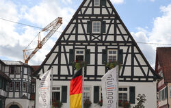 So hätte es aussehen können: eine Deutschland-Flagge vor dem Pfullinger Rathaus. 