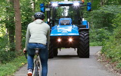 Kleines Fahrrad versus großer Schlepper: an vielen Stellen gibt es in der Lindenhofsteige kaum Platz zum Ausweichen und das bei 