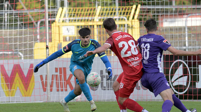 Baden-Wuerttemberg, Fussball, Maenner, OL, Oberliga, Saison 2025/26, wfv Dominik Hozlinger (links) punktet mit seinen Leistungen bei SSV-Trainer Alexander Strehmel.