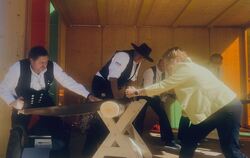 Gerd Renz (Präsident Landesverband Holzbau, links) und Ministerin Nicole Razavi (rechts) überzeugten beim »Wettsägen.«