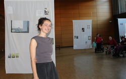 Lilli Weinstein vor ihren Arbeiten  in Rappertshofen.