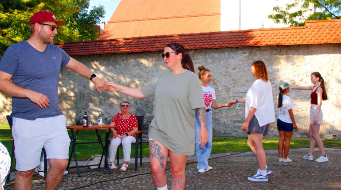 Discofox am Rathausplatz für Neulinge, Wiedereinsteiger und Fortgeschrittene. Spaß und Lerneffekte waren programmiert. FOTO: LE Discofox am Rathausplatz für Neulinge, Wiedereinsteiger und Fortgeschrittene. Spaß und Lerneffekte waren programmiert. FOTO: LE