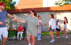 Discofox am Rathausplatz für Neulinge, Wiedereinsteiger und Fortgeschrittene. Spaß und Lerneffekte waren programmiert.  FOTO: LE