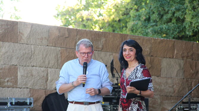 Bürgermeister Mike Münzing und Muhterem Aras auf dem Podium.  FOTO: WURSTER