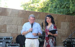 Bürgermeister Mike Münzing und Muhterem Aras auf dem Podium.  FOTO: WURSTER