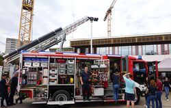 Kommandant Markus Appenzeller (Bildmitte) zeigte das neue Kirchentellinsfurter Feuerwehrfahrzeug, das vor allem für technische H
