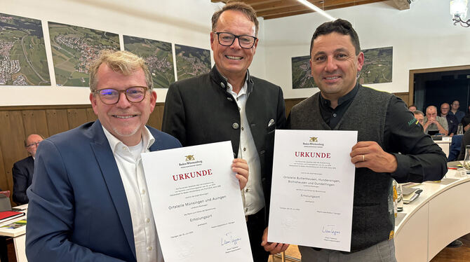 Gemeinderat Münsingen Regierungspräsident Klaus Tappeser (Mitte) überreichte Bürgermeister Mike Münzing (links) und Hans-Peter Engelhart, Leiter der T