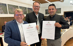 Regierungspräsident Klaus Tappeser (Mitte) überreichte Bürgermeister Mike Münzing (links) und Hans-Peter Engelhart, Leiter der T