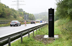 Aufgebaut, aber noch nicht aktiv: Eine der neuen Blitzersäulen an der B28 in Reutlingen.