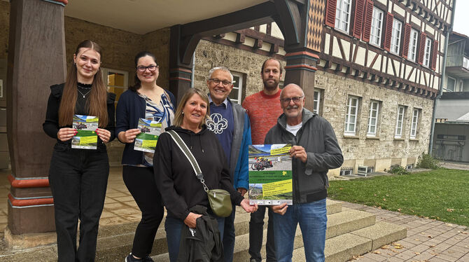 Freuen sich auf die »Irish Night« in Münsingen: von links: Nina Tröster und Debora Rehm (Volkshochschule), Radlerin Susanne Stei
