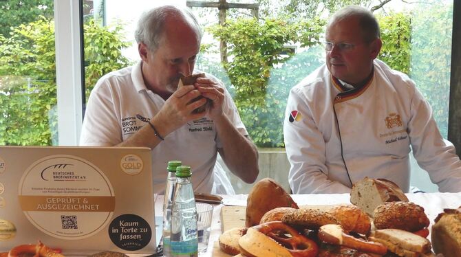 Eine feine Nase und gutes Gespür brauchen Manfred Stiefel (links) und Michael Winter bei der Brotprüfung. Die beiden testen sich