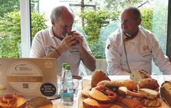 Eine feine Nase und gutes Gespür brauchen Manfred Stiefel (links) und Michael Winter bei der Brotprüfung. Die beiden testen sich