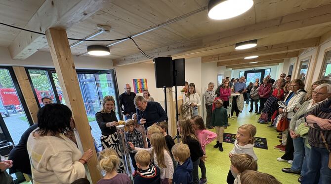 Für die Kinder des Kindergarten Auingen gab es bei der Einweihung der erweiterten Räume von Bürgermeister Mike Münzing eine Snoo