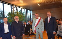 Mit neuer Schärpe kann er jetzt mit dem Kollegen der italienischen Partnergemeinde Mezzocorona mithalten (von links): Bürgermeis