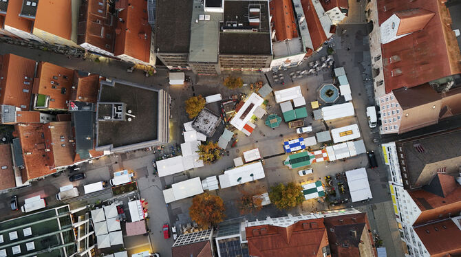 Der Reutlinger Marktplatz von oben: Die Aufenthaltsqualität soll verbessert werden, unter anderem mit neuen Bäumen. Bisher ist e