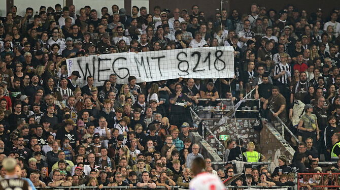 Bundesliga, Spieltag04, Red Bull Leipzig, Aktion, Fans, Transparent, Abtreibung Fans St. Pauli, Transparent gegen Paragraf 218Hamburg, 22.09.2024, Fussball, Bundesliga, FC St. Pauli - RB Leipzig 0:0