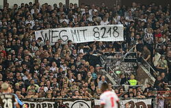 Fans St. Pauli, Transparent gegen Paragraf 218Hamburg, 22.09.2024, Fussball, Bundesliga, FC St. Pauli - RB Leipzig 0:0