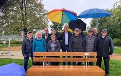 Das neue "Schwätzbänkle" am Gomaringer Spielplatz Auf der Hald trägt eine klare, eingeprägte Botschaft, die an alle gerichtet is