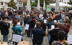 Auf dem Marktplatz kamen allerlei Bürger, darunter (vorne rechts) die Oberbürgermeisterin Carmen Haberstroh zusammen, um gegen d