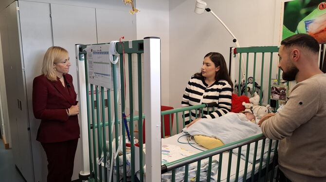 Junges Leben gerettet: Der kleine Mann im Bett ist ein paar Wochen alt und wurde in Tübingen am Herz operiert. Bundesgesundheits