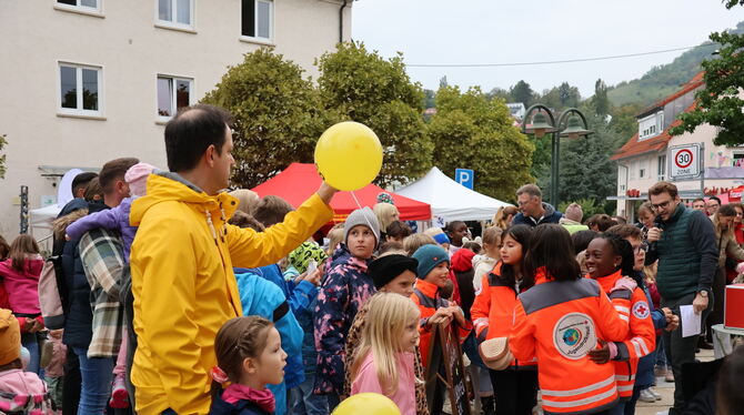 Kids Day Eningen Das Dorffest für Kinder machte allen Spaß. Rechts am Mikrofon Moderator Lukas Schult.