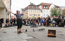 Auf dem Marktplatz ist jede Menge los bei der Kulturnacht. Hier unterhält Alex Geiger alias Clown Klikusch die Menge.