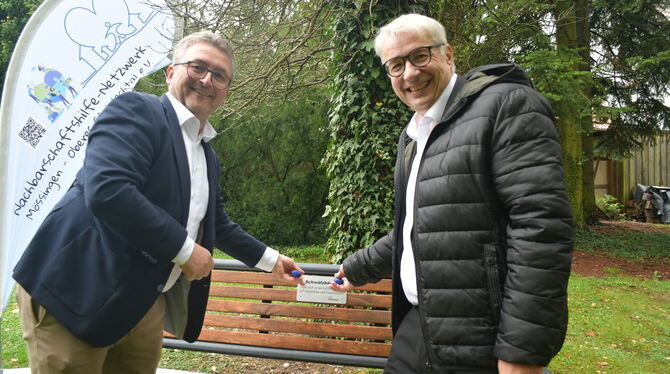 Schwätzbänkle Oberbürgermeister Michael Bulander und Pfarrer Joachim Rieger weihten das Schwätzbänkle auf dem Friedhof ein.