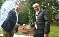 Oberbürgermeister Michael Bulander und Pfarrer Joachim Rieger weihten das Schwätzbänkle auf dem Friedhof ein.