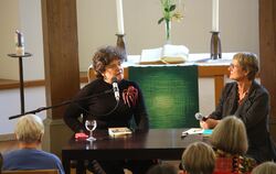 In der Stiftskapelle: Nora Gomringer (links) im Gespräch mit Eva Christina Zeller.