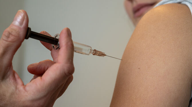 lby,bay,Krebs,Wissenschaft,Gesundheit Jugendliche können sich beim Arzt gegen Humane Papillomviren (HPV) impfen lassen. Der Impfstoff schützt Mädchen vor Gebärmutterh