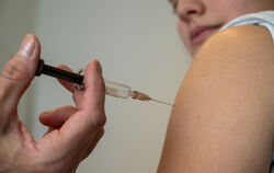 Jugendliche können sich beim Arzt gegen Humane Papillomviren (HPV) impfen lassen. Der Impfstoff schützt Mädchen vor Gebärmutterh