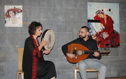 »Salma« heißt nicht nur das 120 x 90 Zentimeter große Gemälde im Hintergrund (Wert: 2.800 Euro), sondern auch das Lied, mit welc