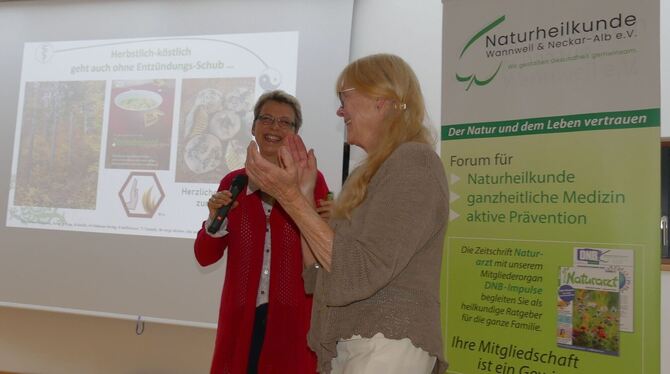 Die Tübinger Ärztin für Naturheilverfahren Dr. Susanne Bihlmaier (links) mit Christine Hack vom Wannweiler Naturheilkunde-verei Die Tübinger Ärztin für Naturheilverfahren Dr. Susanne Bihlmaier (links) mit Christine Hack vom Wannweiler Naturheilkunde-verei