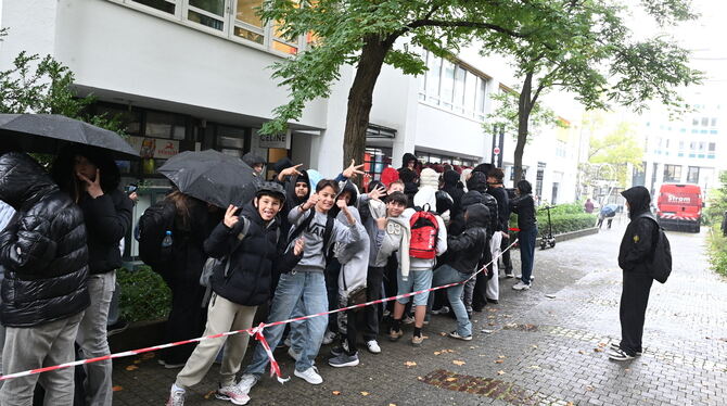 Begeisterung in der Warteschlange vor dem Döner-Laden.