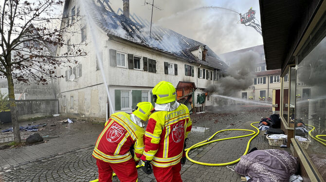 Einer der bislang letzten großen Lösch-Einsätze der Metzinger Feuerwehr war der Brand der früheren Weinstube »Zum Rad« an der Ec