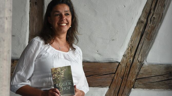 Autorin; Reutlingen; Nicole Krieg; Roman »Eggerhof« Die Reutlinger Autorin Nicole Krieg mit ihrem neu erschienenen zweiten Roman »Eggerhof«.
