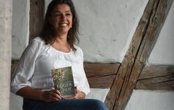 Die Reutlinger Autorin Nicole Krieg mit ihrem neu erschienenen zweiten Roman "Eggerhof".