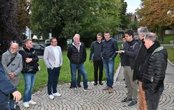 Planer Marius Strähle (dritter von rechts) erläutert, wie die Regional-Stadtbahn am alten Bahnhof  vorbeikommen würde.    