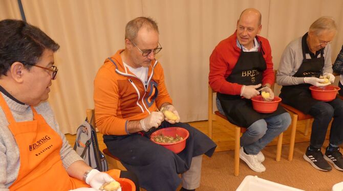 Pfarrer Marco Antonio Rodriguez Rivas (links) pellte in fröhlicher Runde zum ersten Mal Kartoffeln für den Salatteller beim Maul