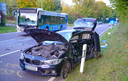 Bei dem Unfall krachte ein 22 Jahre alter BMW-Fahrer zwischen Gönningen und Reutlingen in einen Linienbus. Die Polizei gibt die 