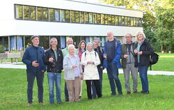 Die Vorreiter von damals stehen heute nach 20 Jahren stolz vor ihrem Projekt, der Bürgersolaranlage auf dem Dach der Roßbergschu