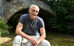 Die Füße im Wasser der Echaz: Sieger Maier an einem seiner Lieblingsorte. 