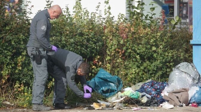 Mitarbeiter des LKA untersuchen den Handgranatenfund in der Münsinger Lichtensteinstraße.