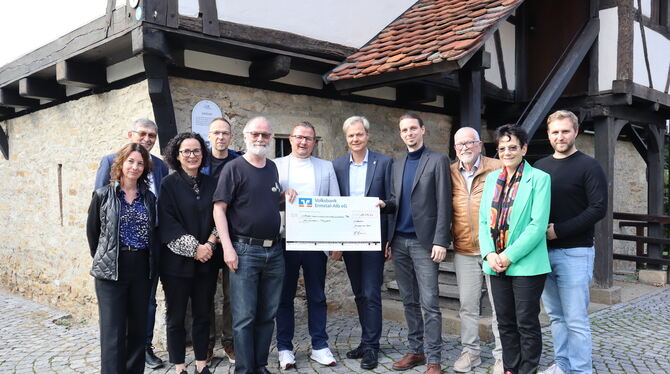 Genau 18.877,91 Euro werden an das Greifenstein-Projekt gespendet. Von links: Kerstin Dietz (Stadt Pfullingen), Martin Hipp (Sch