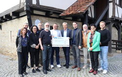 Genau 18.877,91 Euro werden an das Greifenstein-Projekt gespendet. Von links: Kerstin Dietz (Stadt Pfullingen), Martin Hipp (Sch